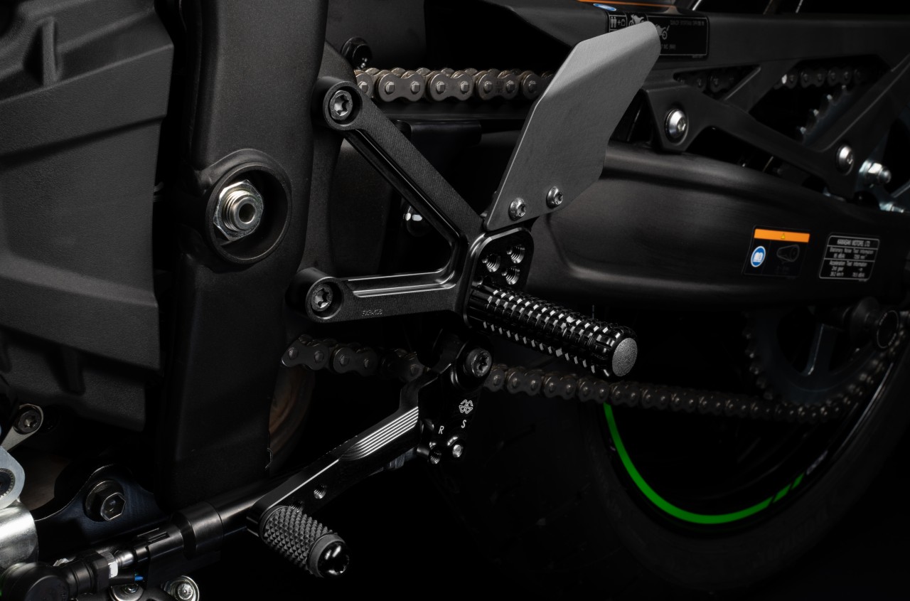 GILLES FXR2 Fußrastenanlage schwarz für Kawasaki ZX-4R 2023- 