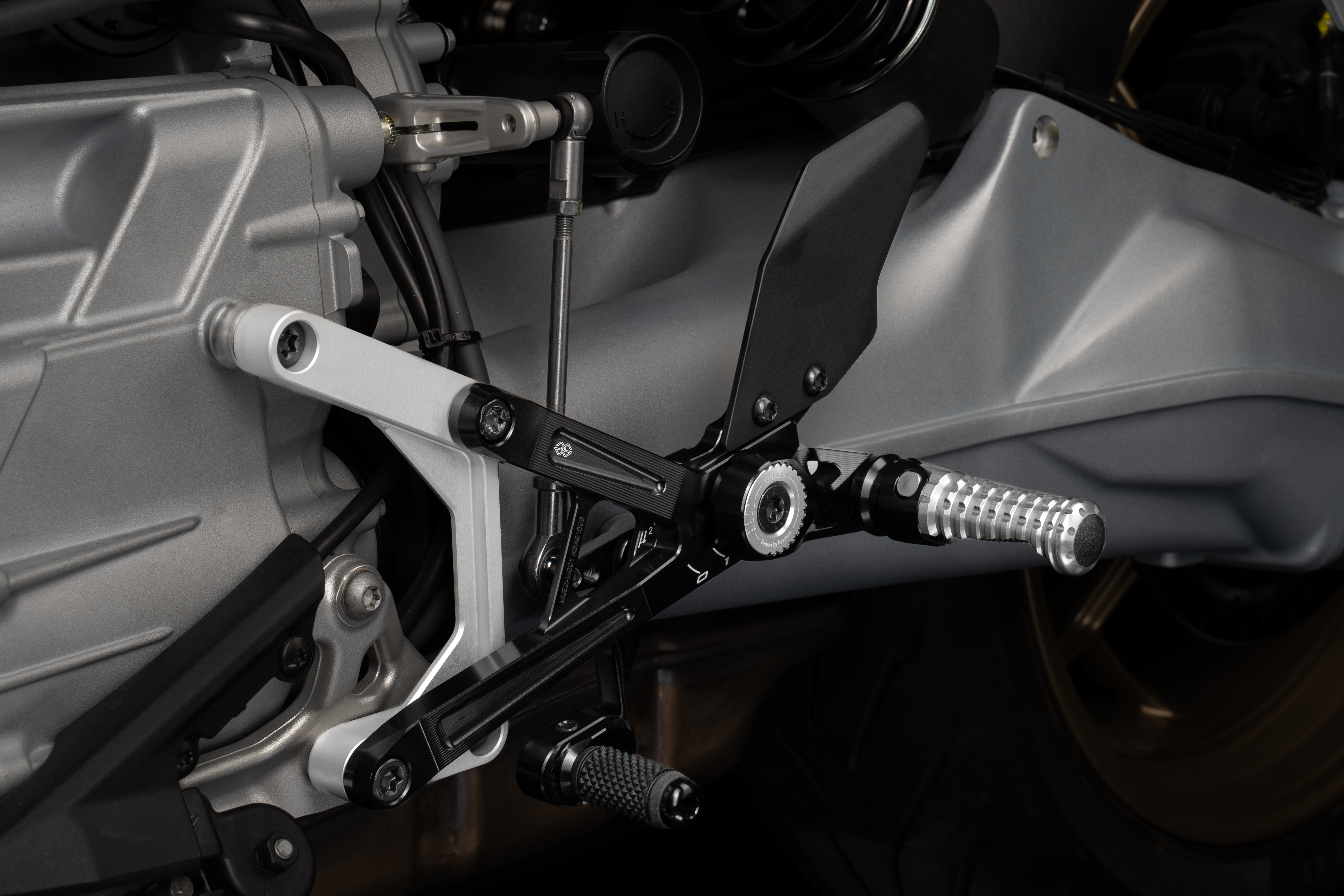 GILLES MUE2 Fußrastenanlage Moto Guzzi V100 Stelvio 2023-