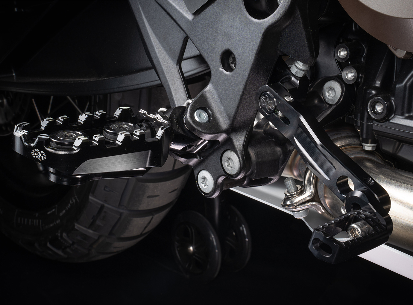 Gilles TECH-X Enduro Fußrasten schwarz mit ABE für KTM 790 / 890 / 1290 Adventure und Husqvarna Norden 901
