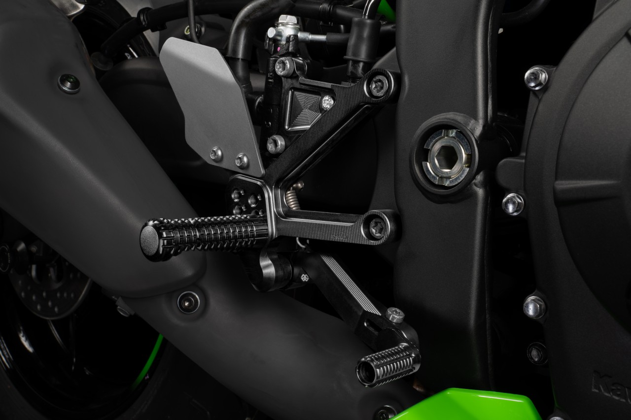 GILLES FXR2 Fußrastenanlage schwarz für Kawasaki ZX-4R 2023- 