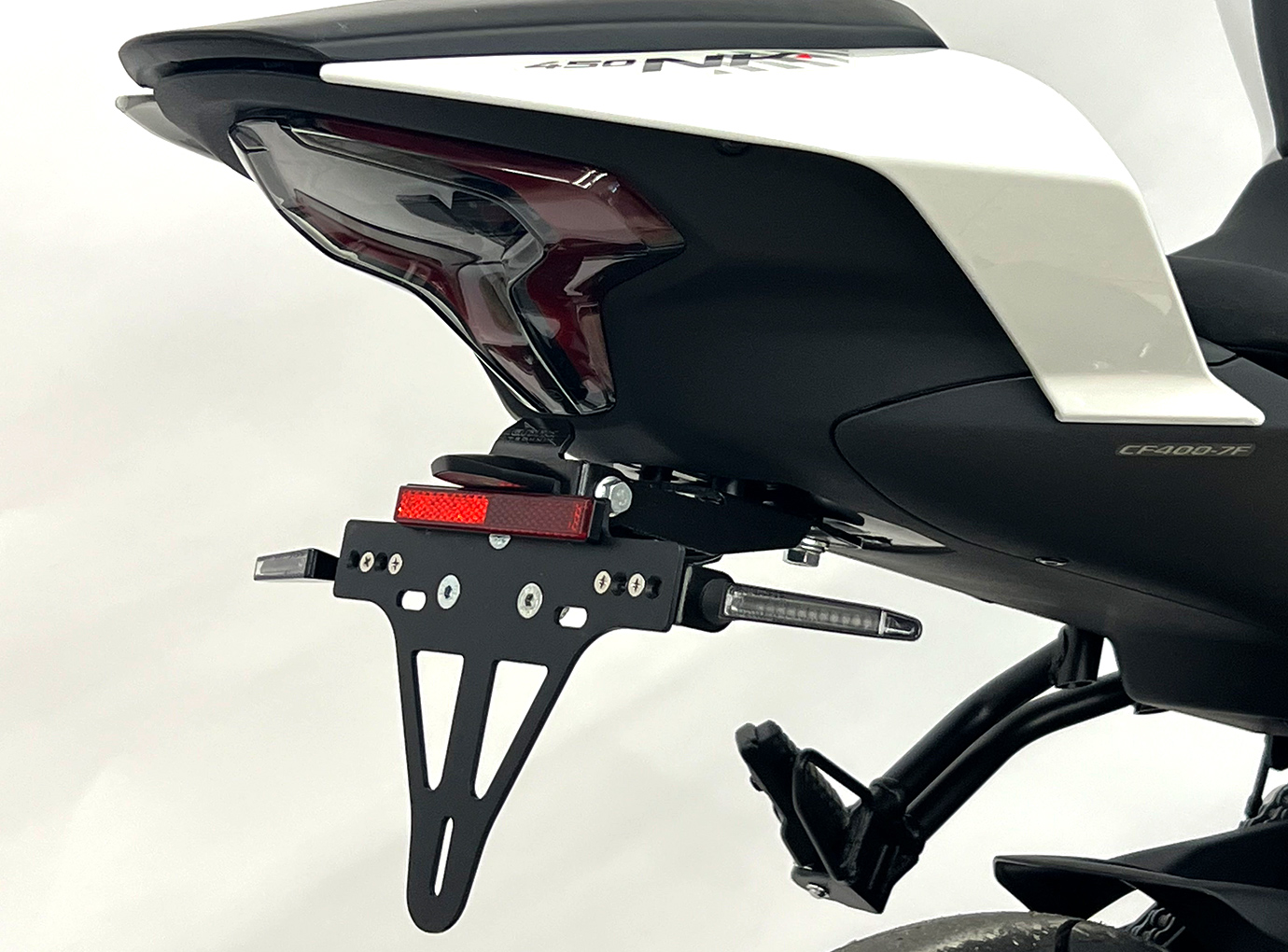 alpha Technik Kennzeichenhalter CF Moto 400NK, Modelljahr 2024-
