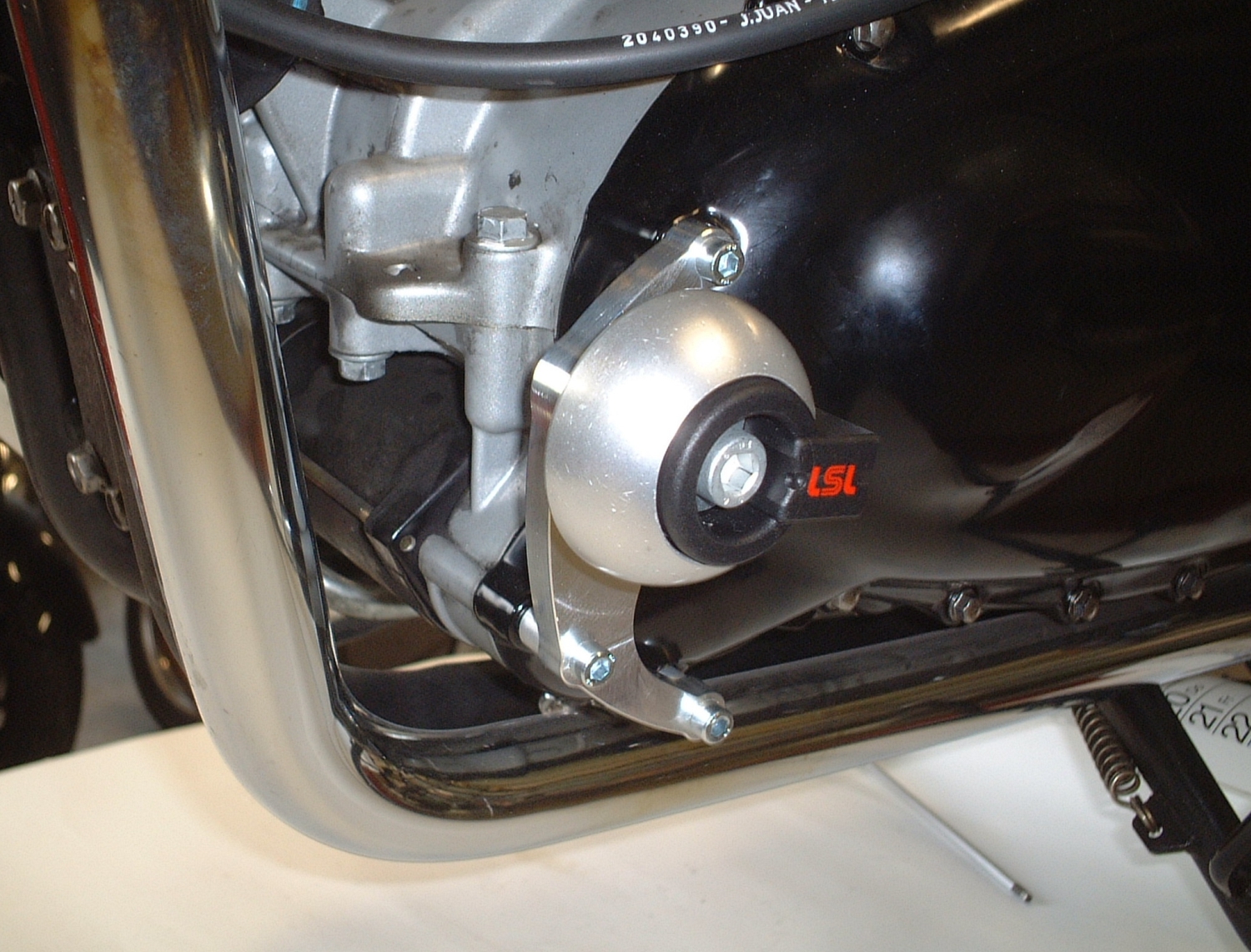 LSL Crash Pad Befestigungskit für Triumph Thruxton/Bonneville, schwarz