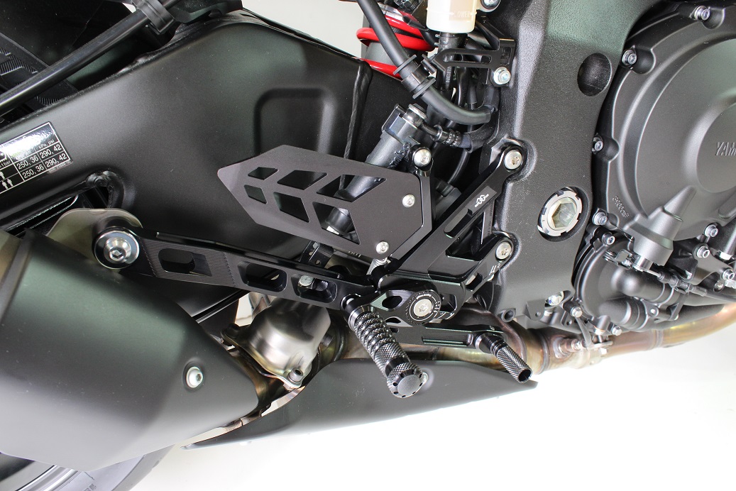 GILLES MUE2 Fußrastenanlage für Yamaha MT-10 RN45 rechts