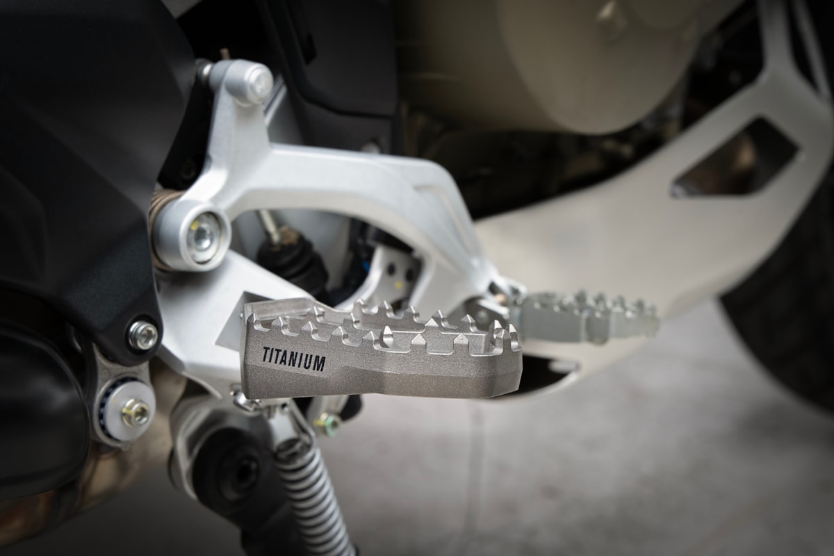 Akrapovic Adenture Fußrasten Titan für Ducati Multistrada V2, S , V4, S, RS, Rally