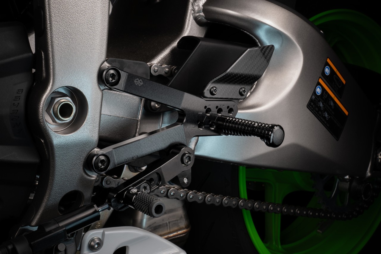 GILLES FXR2 Fußrastenanlage schwarz für Kawasaki ZX-6R 2024- 