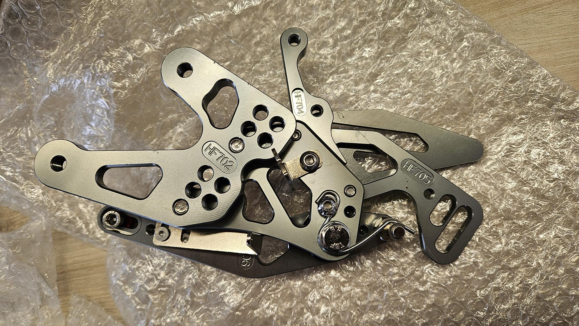 >TRACK< Fußrastenanlage titan BMW S1000RR Typ K10, Modelljahr 2015-16, Typ 2R10, Modelljahr 2017-,  BMW S1000R Typ 2R10, Modelljahr 2017- ABE