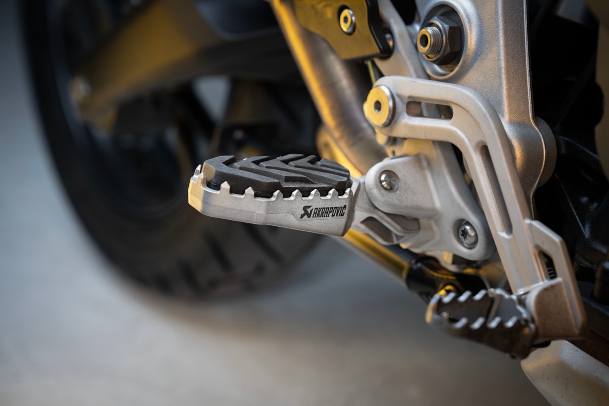 Akrapovic Adenture Fußrasten Titan für Triumph, Tiger 1200 GT, Rally, Tiger 800 X-Modelle, Tiger 850, 900, Tiger Sport 660