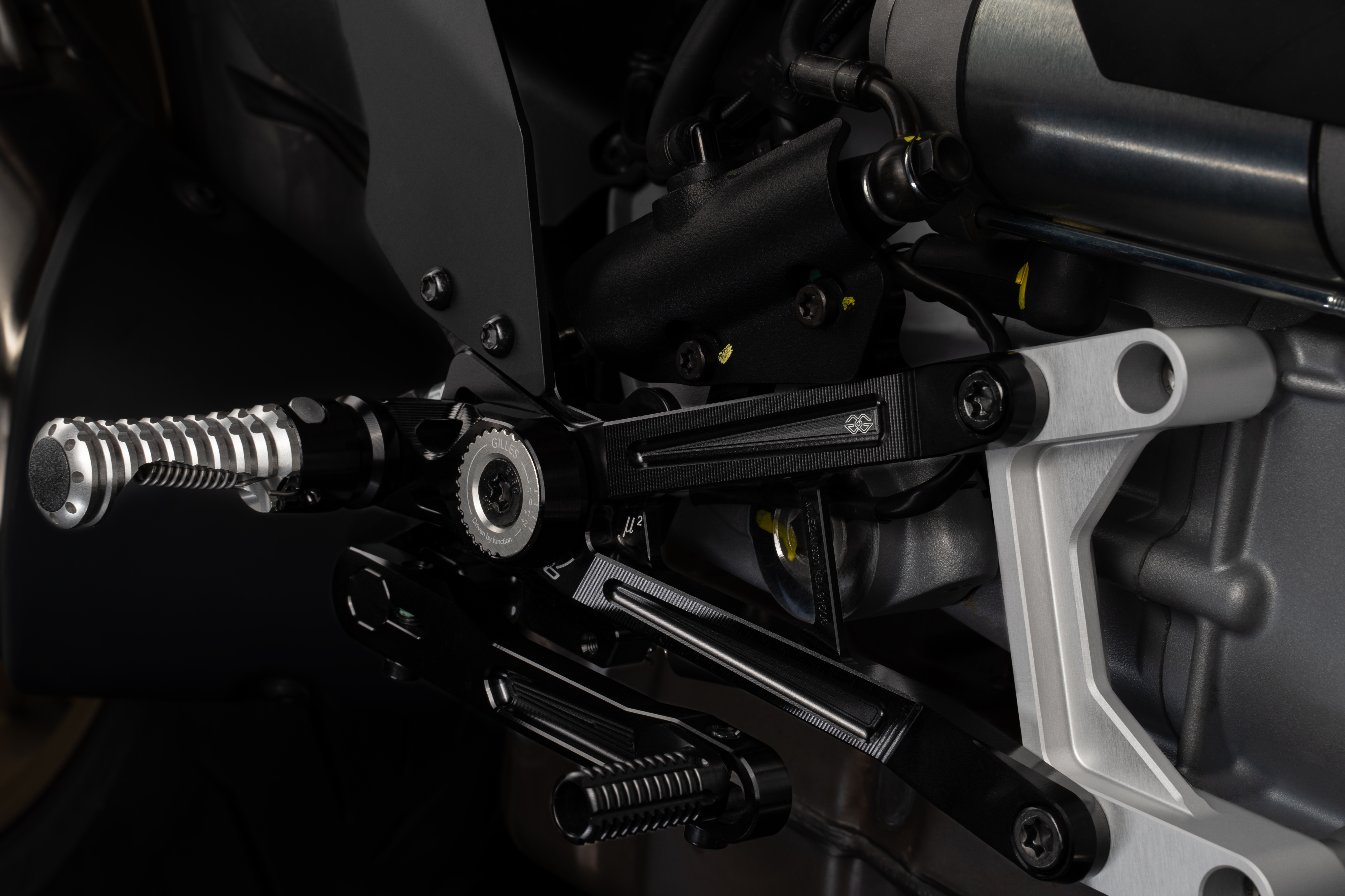 GILLES MUE2 Fußrastenanlage Moto Guzzi V100 Stelvio 2023-