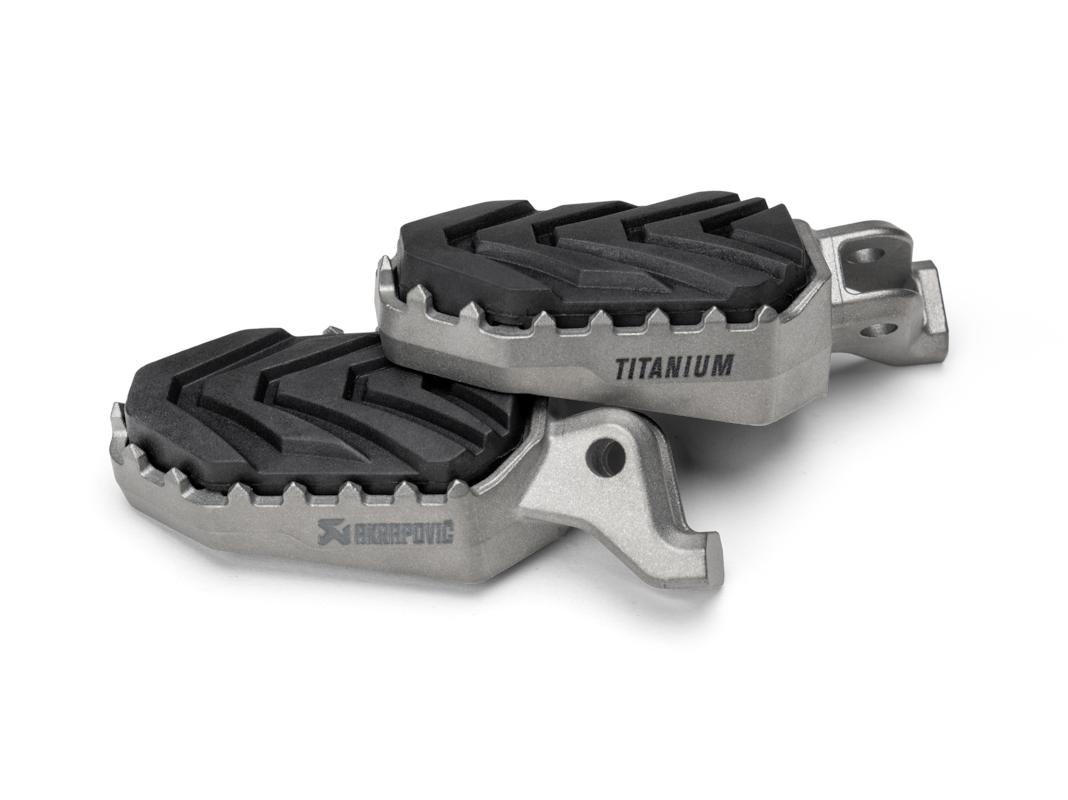 Akrapovic Adenture Fußrasten Titan für Triumph, Tiger 1200 GT, Rally, Tiger 800 X-Modelle, Tiger 850, 900, Tiger Sport 660