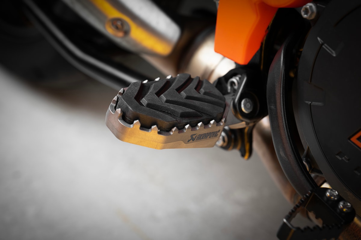 Akrapovic Adenture Fußrasten Titan für KTM, Husqvarna und GasGas Modelle