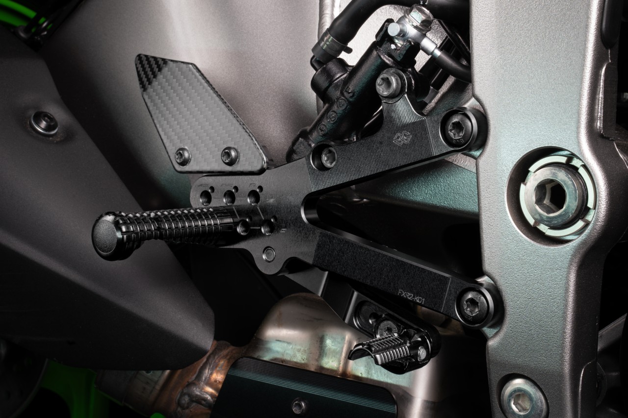 GILLES FXR2 Fußrastenanlage schwarz für Kawasaki ZX-6R 2024- 