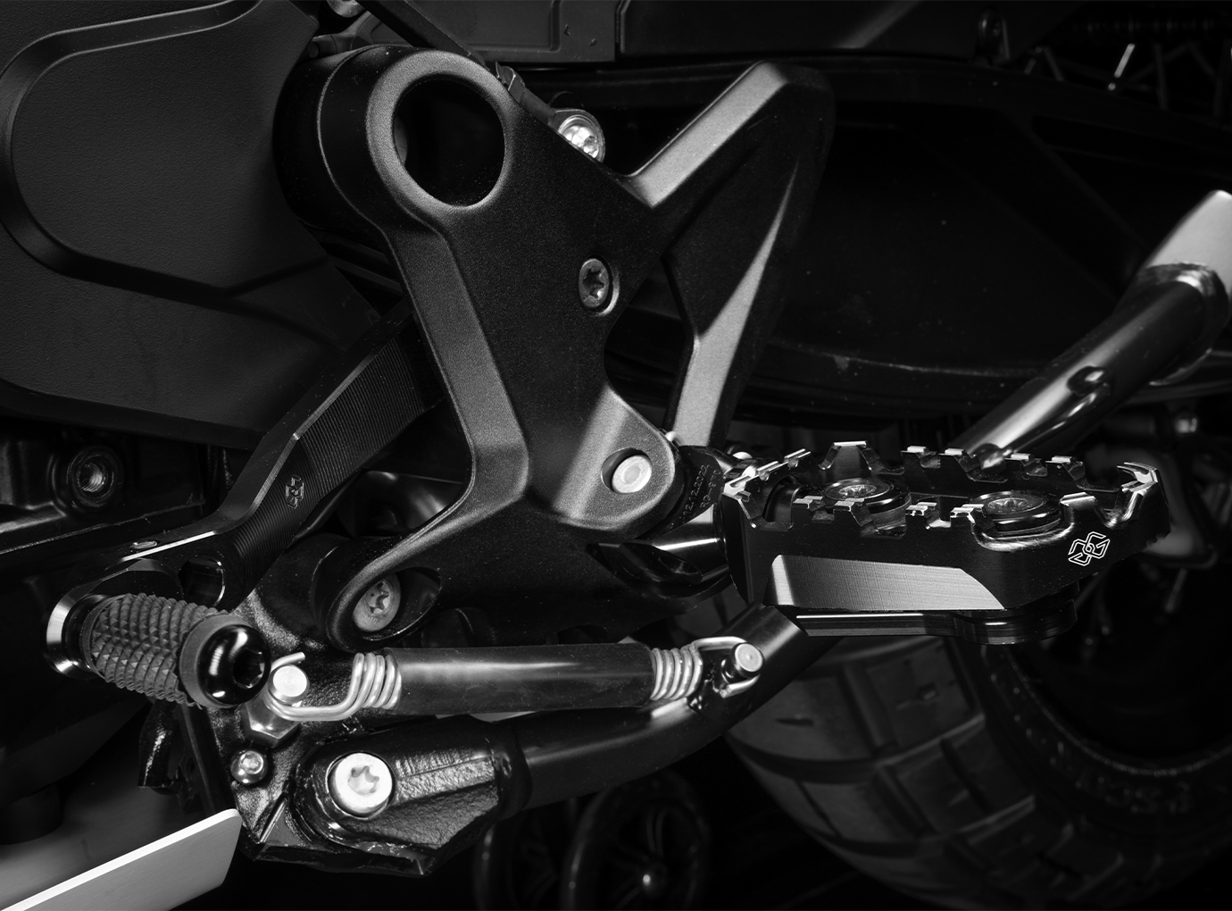 Gilles TECH-X Enduro Fußrasten schwarz mit ABE für KTM 790 / 890 / 1290 Adventure und Husqvarna Norden 901