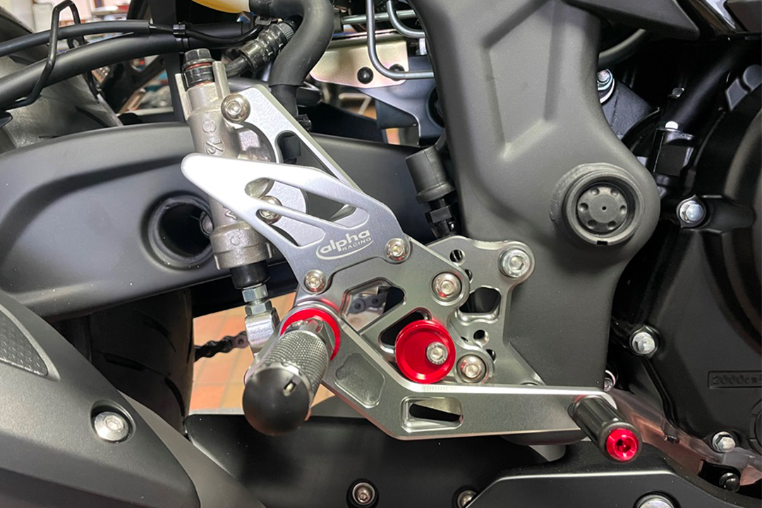 >TRACK< Fußrastenanlage titanfarben Yamaha YZF-R3 / MT-03 ab Modelljahr 2017-