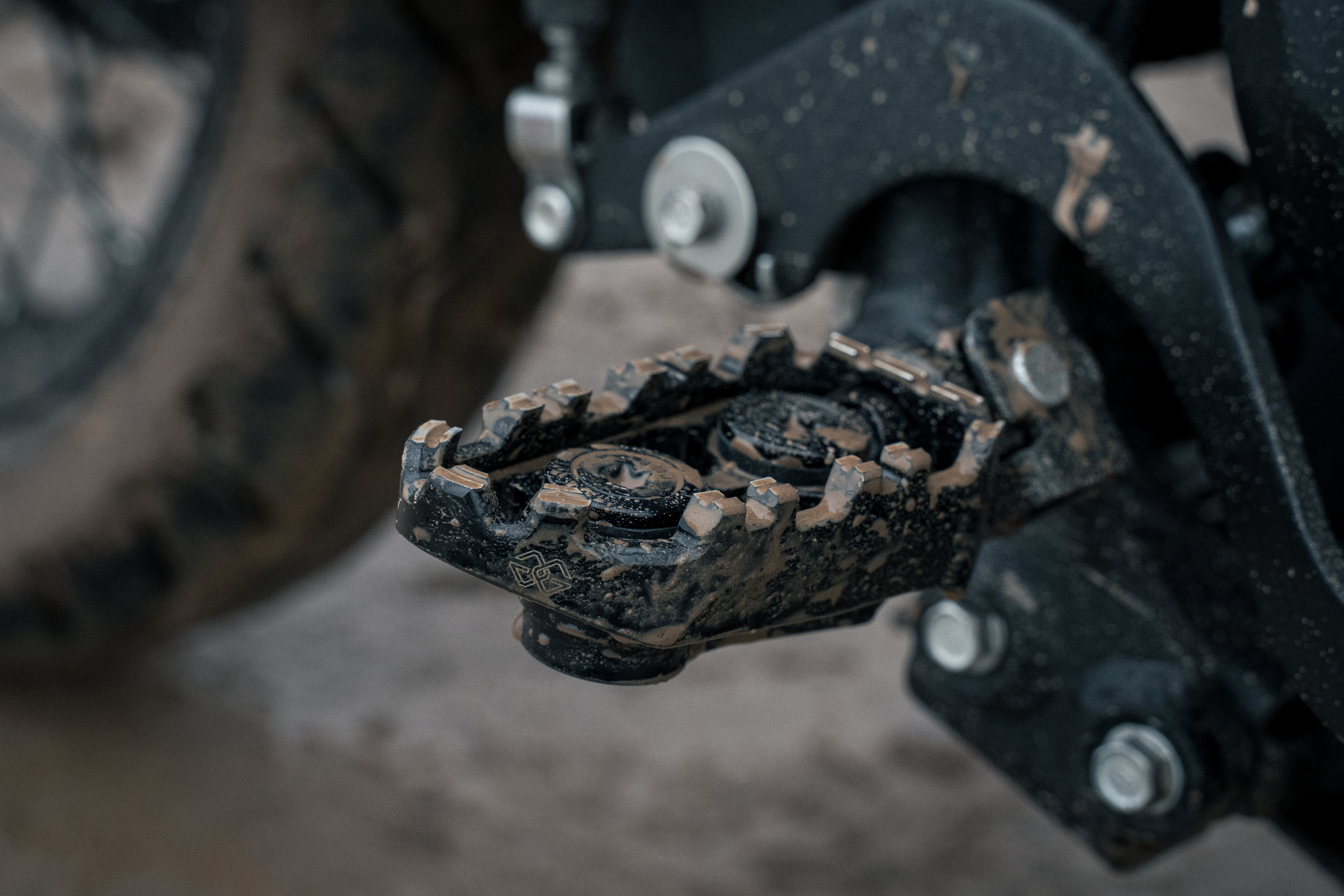 Gilles TECH-X Enduro Fußrasten schwarz mit ABE für Kawasaki KLE 500 SE, Modelljahr ab 2026-, Kawasaki KLR 650/S/Adventure, Modelljahr ab 2003-
