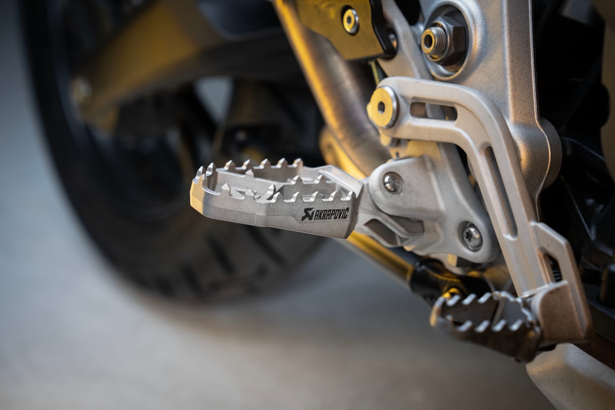 Akrapovic Adenture Fußrasten Titan für Triumph, Tiger 1200 GT, Rally, Tiger 800 X-Modelle, Tiger 850, 900, Tiger Sport 660