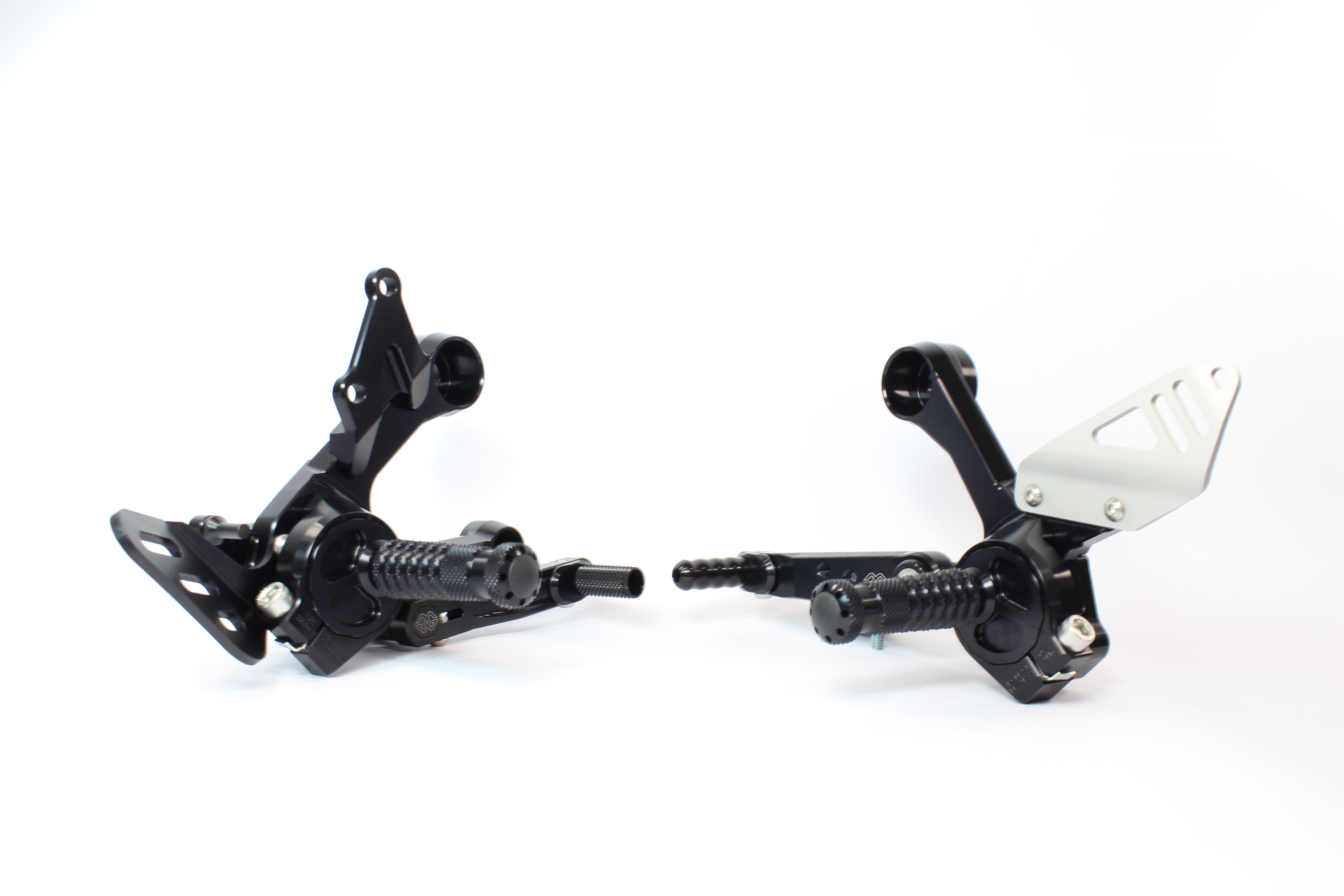 GILLES RCT Fußrastenanlage, schwarz,  für Yamaha MT-09 RN29/RN43 Modelljahr 2013-2020 und Yamaha XSR 900 RN43 Modelljahr 2016-2021