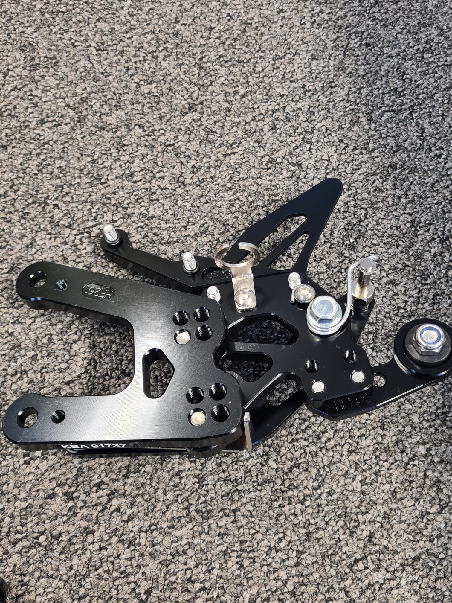 >TRACK< Fußrastenanlage schwarz Yamaha YZF-R6 RJ15 2006-16 ABE